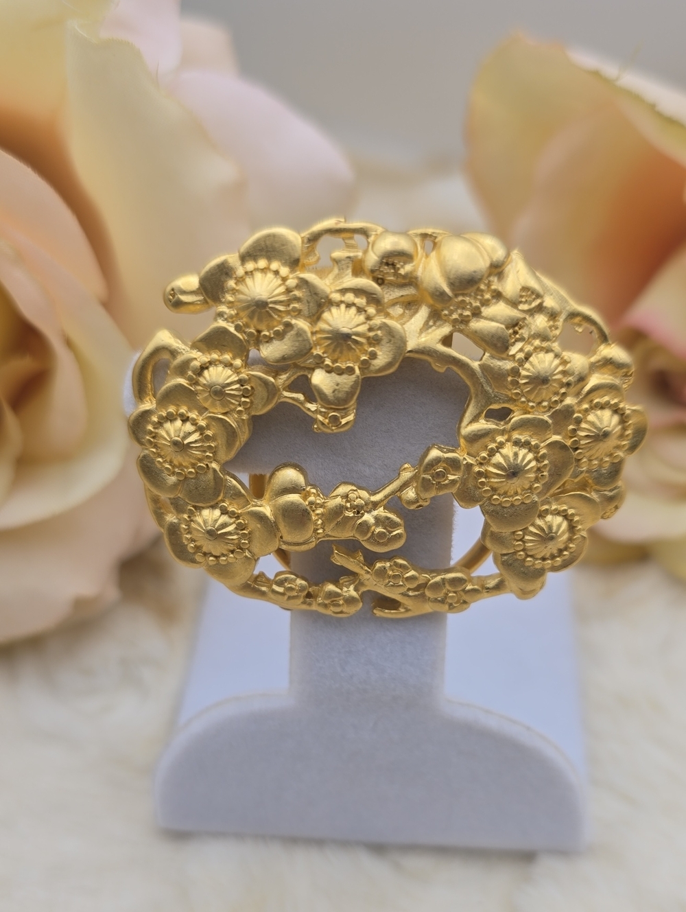 Mary McFadden, Signed. FLoral/Scalloped Gold-Tone Scarf Clip